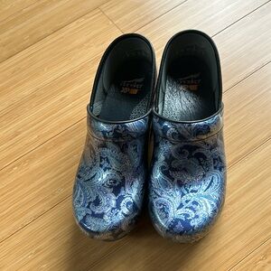 Dansko clog XP 2.0. Patent leather blue paisley print. Size 39